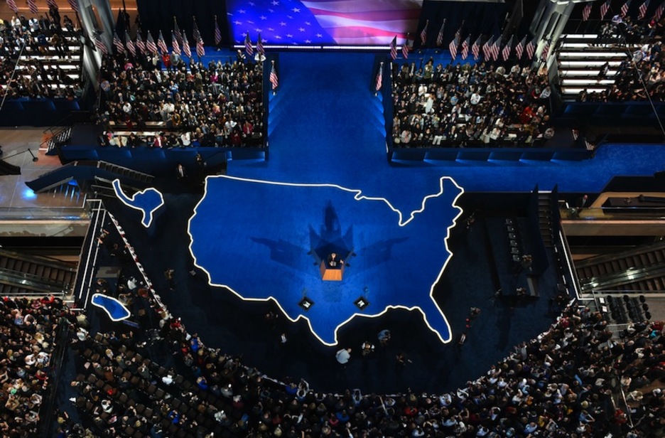 El jefe de campaña de Hillary Clinton, John Podesta, se dirige a sus seguidores. (Jewel SAMAD/AFP) 