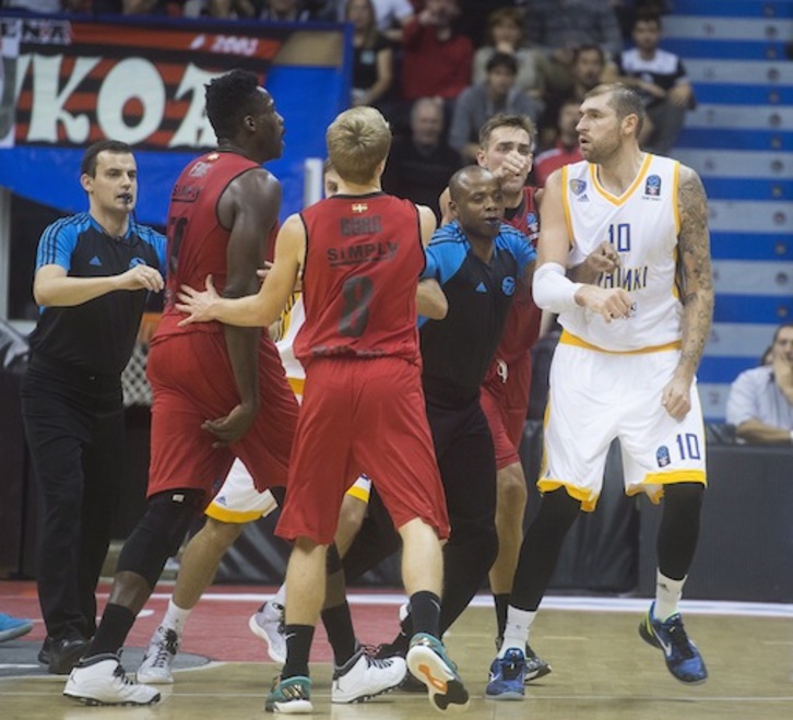 Micheal Erik y Dmitry Sokolov han terminado expulsados. (Luis JAUREGIALTZO / ARGAZKI PRESS)