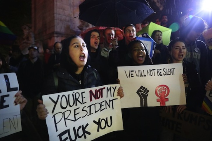 Una de las movilizaciones más grandes contra la elección de Trump ha tenido lugar en Nueva York. (Spencer PLATT/AFP)