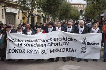 Etxerat se ha concentrado frente al Parlamento de Gasteiz para reclamar que se reconozca a las víctimas de la dispersión. (Raul BOGAJO / ARGAZKI PRESS)
