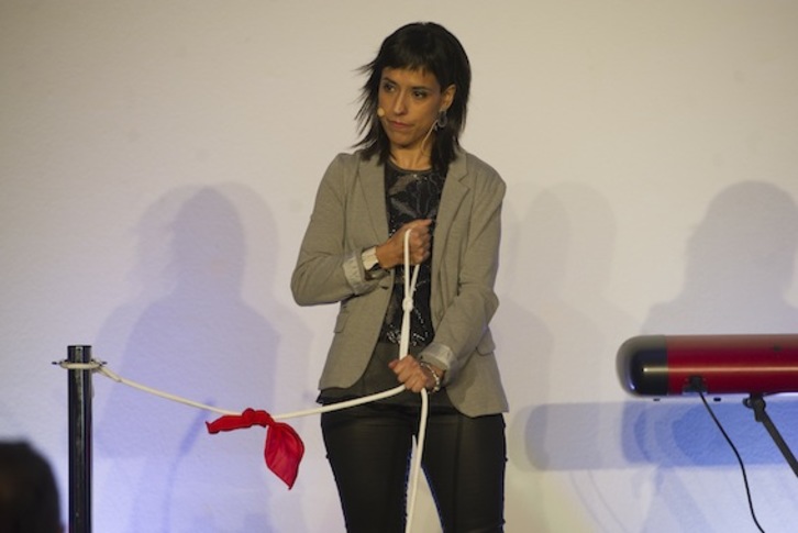 Sara Buesa, en un acto celebrado el año pasado en Gasteiz con motivo del 15 aniversario de la muerte de su padre. (Raúl BOGAJO/ARGAZKI PRESS)