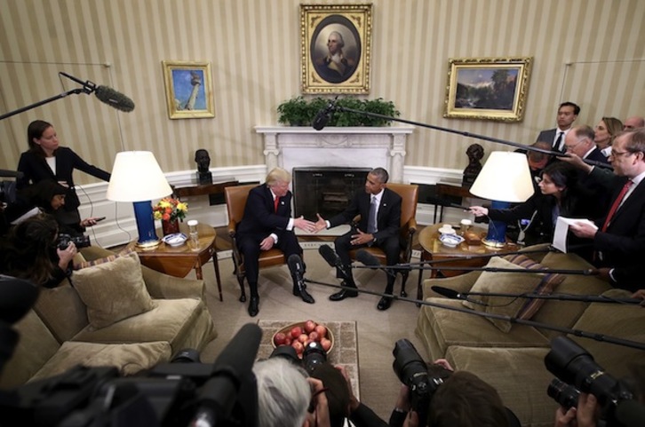 Trump y Obama se dan la mano ante las cámaras. (WIN MCNAMEE / AFP)