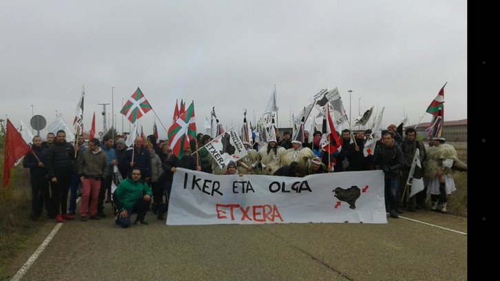 Los participantes en la marcha a Mansilla. (Sortu Donibane)