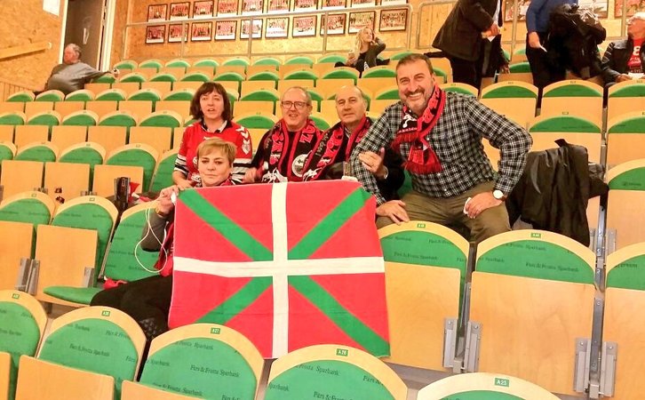 Las de Barakaldo no han estado solas en la cancha sueca. (@CbmZuazo)