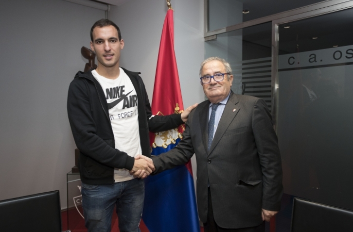 Unai García y el presidente Luis Sabalza. (Osasuna.es)