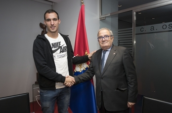 Unai García y el presidente Luis Sabalza. (Osasuna.es)