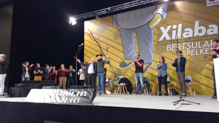 Sustrai Colina, txapela jaso ondoren. (@bertsulari)