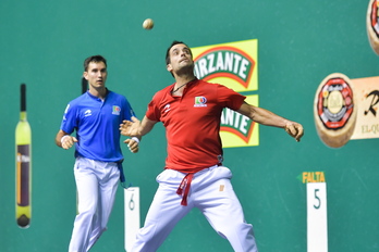 Oinatz Bengoetxea pilota astintzen gaurko finalerdian (Idoia ZABALETA / ARGAZKI PRESS)