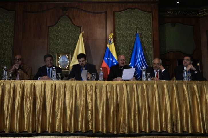 Lectura del acuerdo alcanzado entre Gobierno y oposición en Venezuela. (FEDERICO PARRA / AFP)