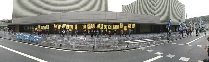 Miembros de la plataforma, frente al Kursaal donostiarra. (@onetergi)