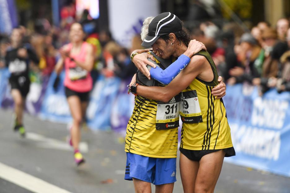 Bidea elkarrekin egitearen poza, lanak amaitutakoan. (Juan Carlos RUIZ/ARGAZKI PRESS)