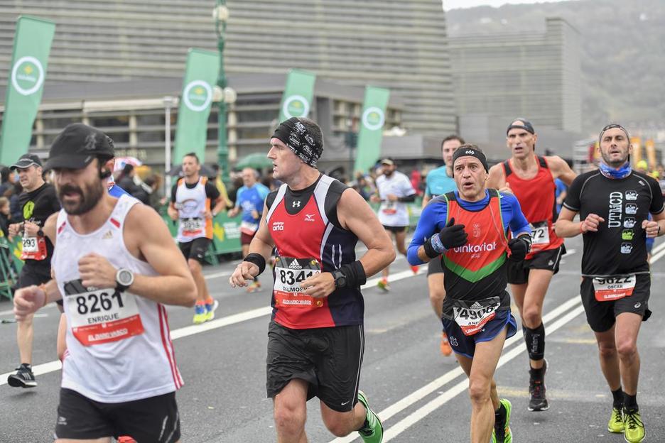 Hotzari aurre egiteko neurriak hartu dituzte korrikalariek. (Juan Carlos RUIZ/ARGAZKI PRESS)