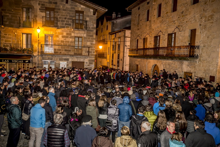 Cientos de personas han secundado en Altsasu las protestas contra las detenciones. (Jaizki FONTANEDA / ARGAZKI PRESS)