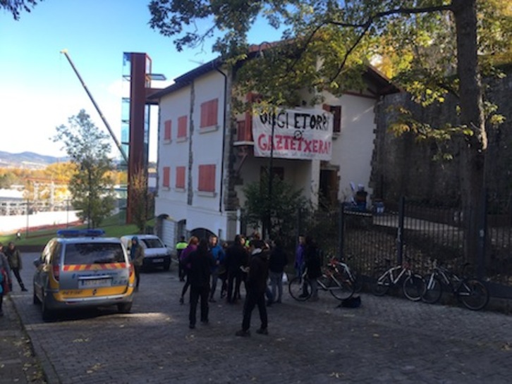 Un grupo de jóvenes se encuentra reunido ante las puertas del cerrado gaztetxe.