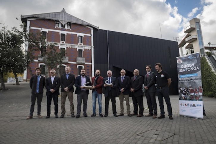 Representantes deportivos e institucionales han presentado en Getaria el trofeo que se pondrá en liza. (Gorka RUBIO / ARGAZKI PRESS)