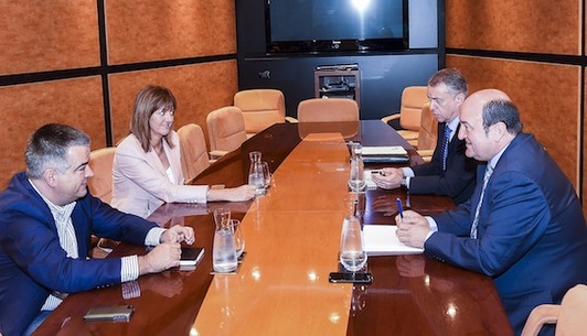Las delegaciones de PNV y PSE, durante un encuentro anterior. (Luis JAUREGIALTZO/ARGAZKI PRESS)