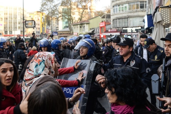 Una protesta en Estambul contra las detenciones de diputados y dirigentes del HDP. (Yasin AKGUL/AFP)