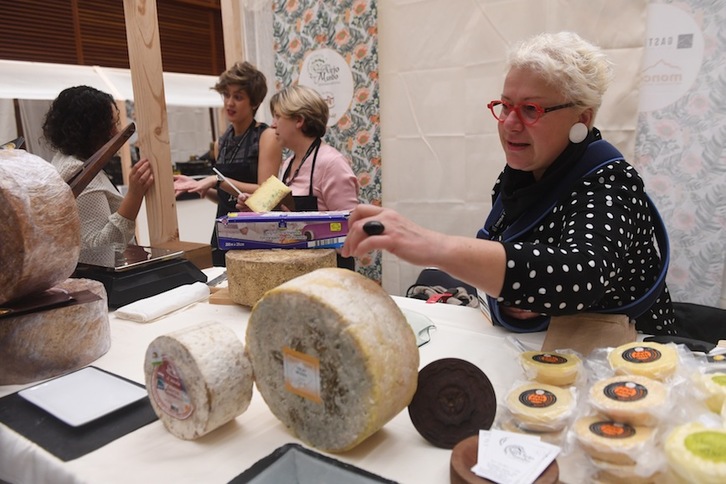 En el Kursaal se exponen más de 3.000 quesos hasta el viernes. (Jon URBE/ARGAZKI PRESS)