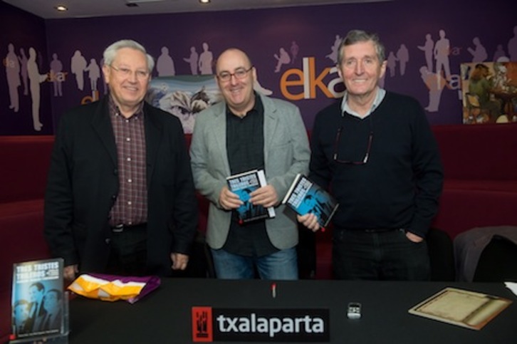 Los tres autores del libro posan en la presentación de ‘Tres tristes trileros’. (Iñigo URIZ/ARGAZKI PRESS)