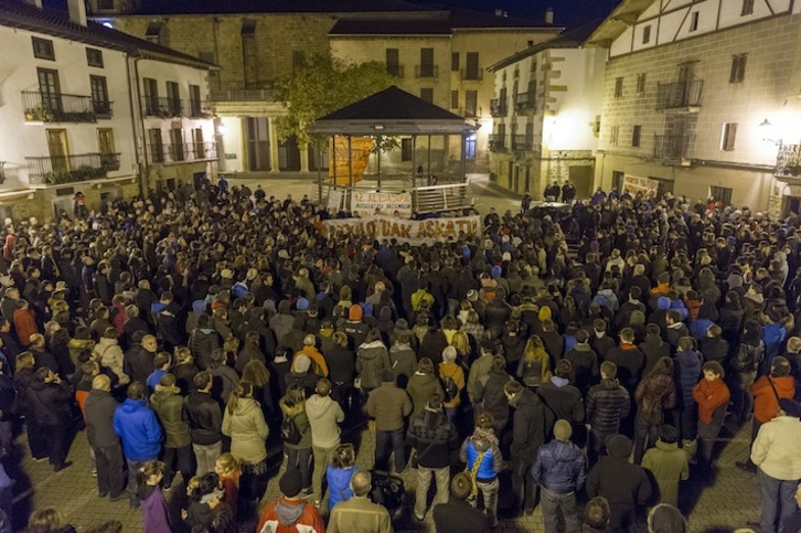 La plaza de Altsasu volvió ayer a llenarse para exigir la libertad de los encarcelados. (Juanan RUIZ/ARGAZKI PRESS)