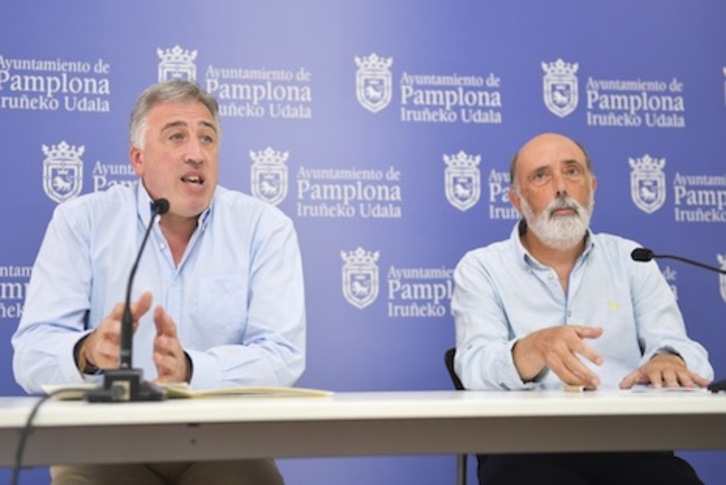 El alcalde Asiron y el forense Paco Etxeberria, en una comparecencia anterior sobre las exhumaciones en Los Caídos. (Idoia ZABALETA/ARGAZKI PRESS)