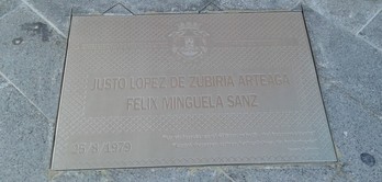 Una de las dos placas colocadas en Gasteiz. (blogs.vitoria-gasteiz.org)