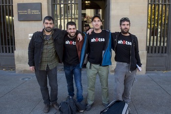 Los cuatro reporteros de Ahotsa, ante la sede del Gobierno foral. (Iñigo URIZ/ARGAZKI PRESS)