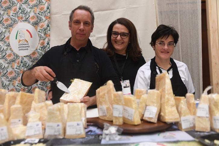 Ángela Barusi, en el centro, junto a los productores Luciana Pedrone y Romano Camorani durante el International Cheese Festival. (Jon URBE / ARGAZKI PRESS)