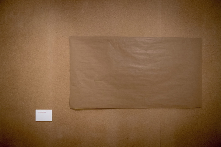 Papel de estraza ocupando el espacio de una de las obras censuradas. (Gorka RUBIO / ARGAZKI PRESS)