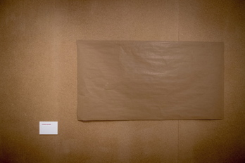 Papel de estraza ocupando el espacio de una de las obras censuradas. (Gorka RUBIO / ARGAZKI PRESS)