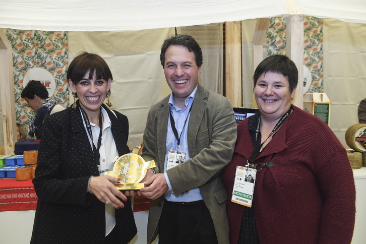 Luisa Villegas, coordinadora de Artzai Gazta, junto a queseros de Agour y Baztarrika, ambos premiados. (Jon URBE/ARGAZKI PRESS)