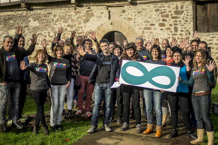 Dima eta Bakaikuko herri galdeketetako antolatzaileak. (Jaizki FONTANEDA/ARGAZKI PRESS)