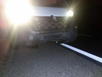 Estado de la furgoneta tras el accidente. (@IndAbanSARE)