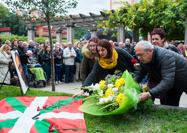 Imagen del homenaje a Brouard y Muguruza en Bilbo. (Luis JAUREGIALTZO/ARGAZKI PRESS)
