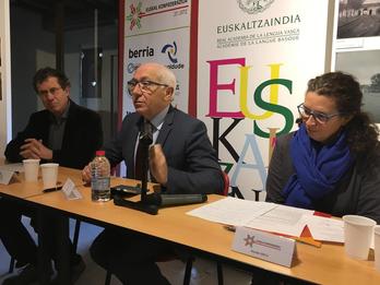 Euskaltzaindia eta Euskal Konfederazioko kideak, prentsaurrekoan. (NAIZ.EUS)