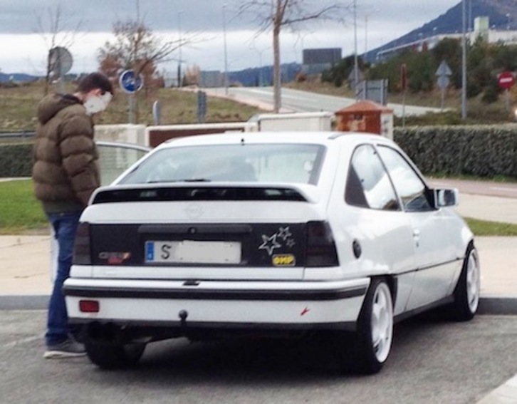 Un policía foral de paisano, junto al coche inmovilizado. (POLICIA FORAL)