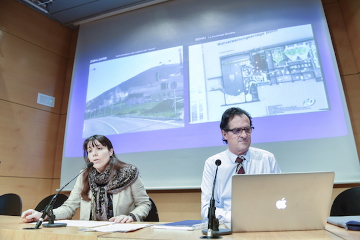 Maialen Berridi y José Curz, médicos del Grupo de Estudio Incineradora y Salud. (Juan Carlos RUIZ / ARGAZKI PRESS) 