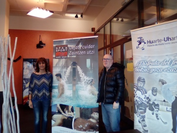 Un momento de la presentacion de la campaña de abonos en Uharte con matrícula gratuita. (AYUNTAMIENTO DE UHARTE)