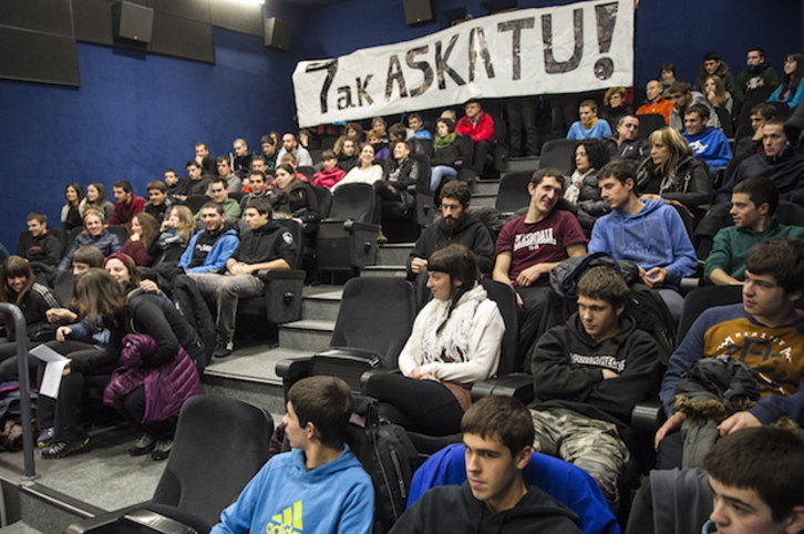 Comparecencia de jóvenes de Sakana. (Jagoba MANTEROLA / ARGAZKI PRESS)