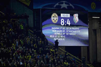 Borussia Dortmund y Legia Varsovia han firmado este atípico marcador. (PATRIK STOLLARZ / AFP)