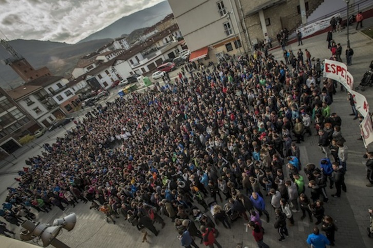 Multitudinaria comparecencia en Altsasu para llamar a participar en la marcha del sábado. (Jaizki FONTANEDA/ARGAZKI PRESS)