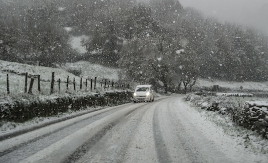 Elgorriagan, errepidea erabat zurituta. (Jagoba MANTEROLA/ARGAZKI PRESS)