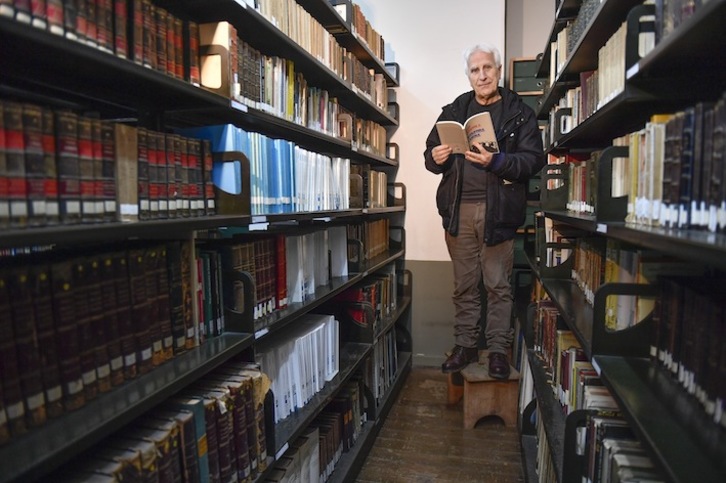 Ibon Sarasola, ‘Bitakora kaiera’ saiakerarekin. (Juan Carlos RUIZ/ARGAZKI PRESS)