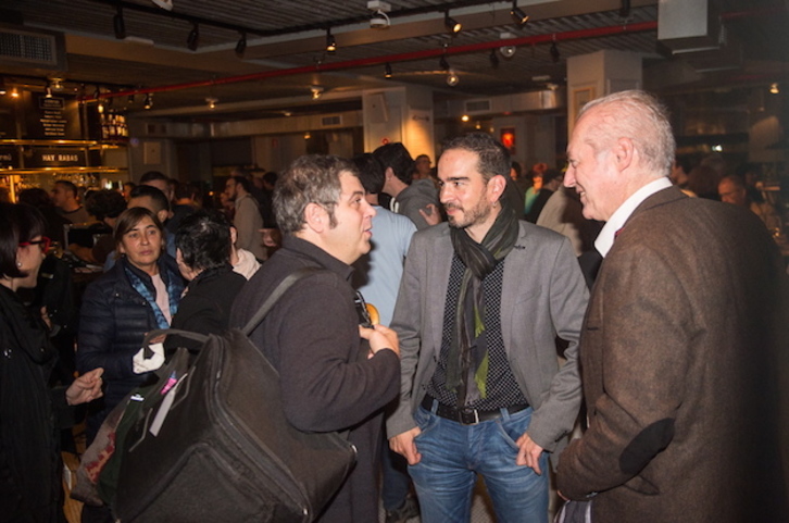 El músico Kepa Junkera conversa con el director de GARA, Iñaki Soto, y el consejero delegado de EHKE, Gorka Altuna. (Marisol RAMÍREZ / ARGAZKI PRESS)