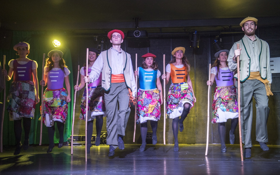 Oalaeta Ballet-ak elkarteko dantzariak. (Marisol RAMIREZ / ARGAZKI PRESS)