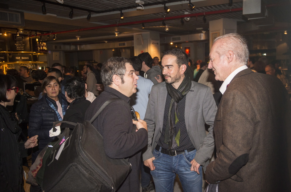 Kepa Junkera con Iñaki Soto, directo de GARA, y Gorka Altuna, consejero delegado de EKHE. (Marisol RAMIREZ / ARGAZKI PRESS)