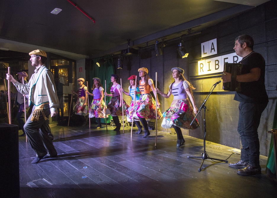 Kepa Junkera Olaeta Ballet-eko dantzariekin. (Marisol RAMIREZ / ARGAZKI PRESS)