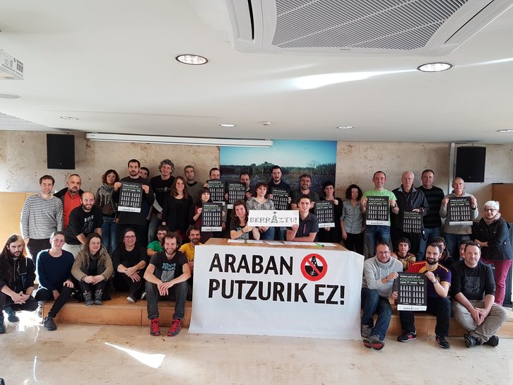 Rueda de prensa ofrecida en Gasteiz. (BERRIZTU!)