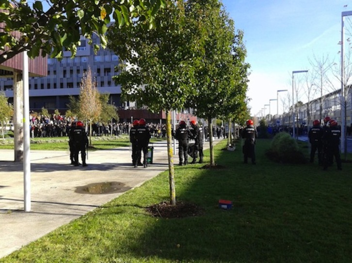 La Ertzaintza ha desplegado un amplio operativo en Leioa. (@goikodeustu)