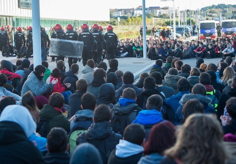 Ikasleen eserialdia, ertzainen inguruan. (Luis JAUREGIALTZO/ARGAZKI PRESS)